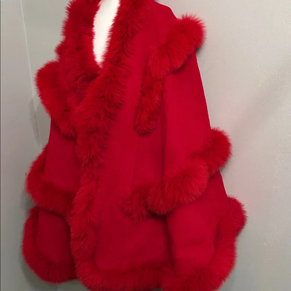 Taylor Vibrant Red Cape with Faux Fur Trim - Picture 4 of 5